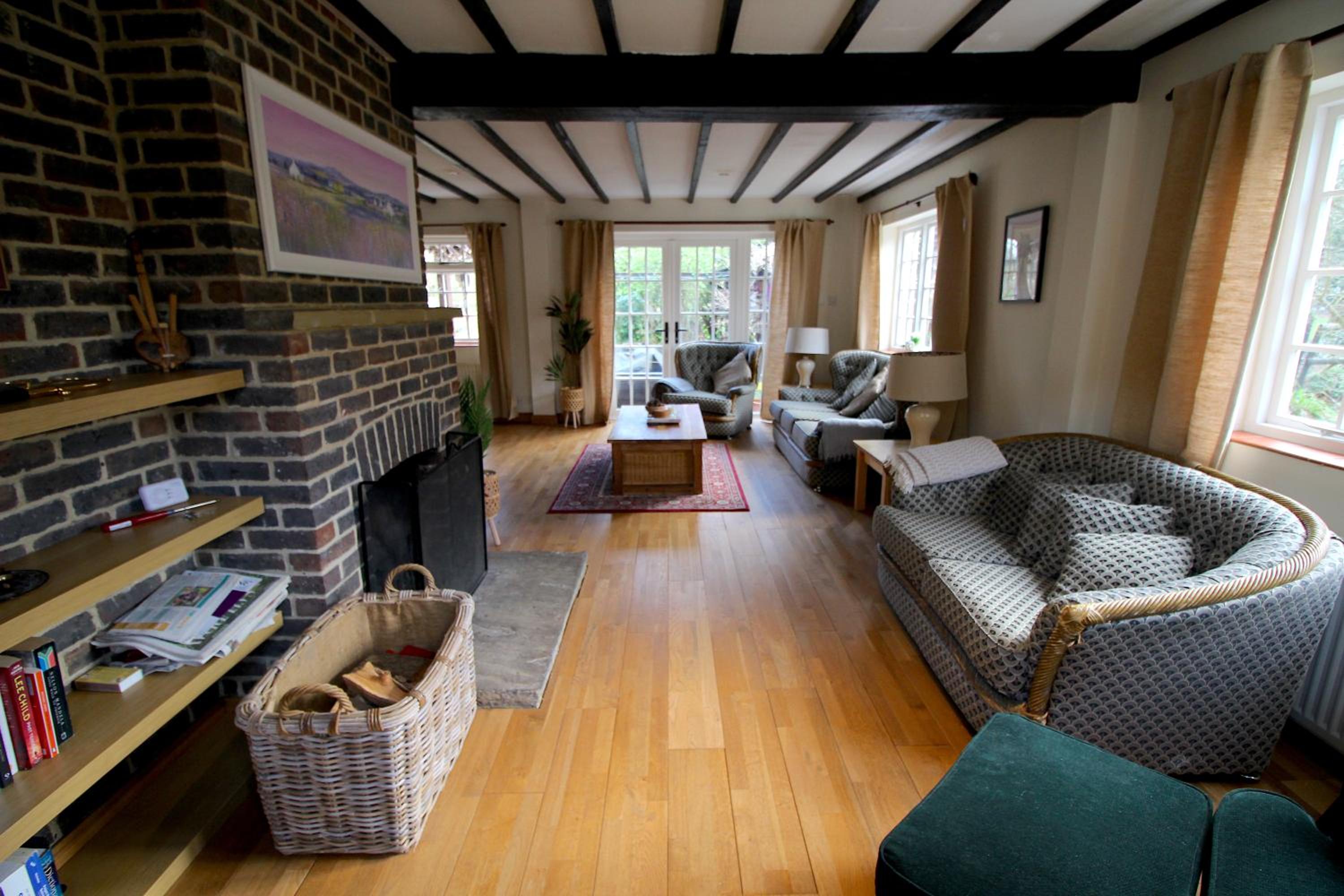 Picturesque 4 Bed Cottage Lingfield, Surrey view 2