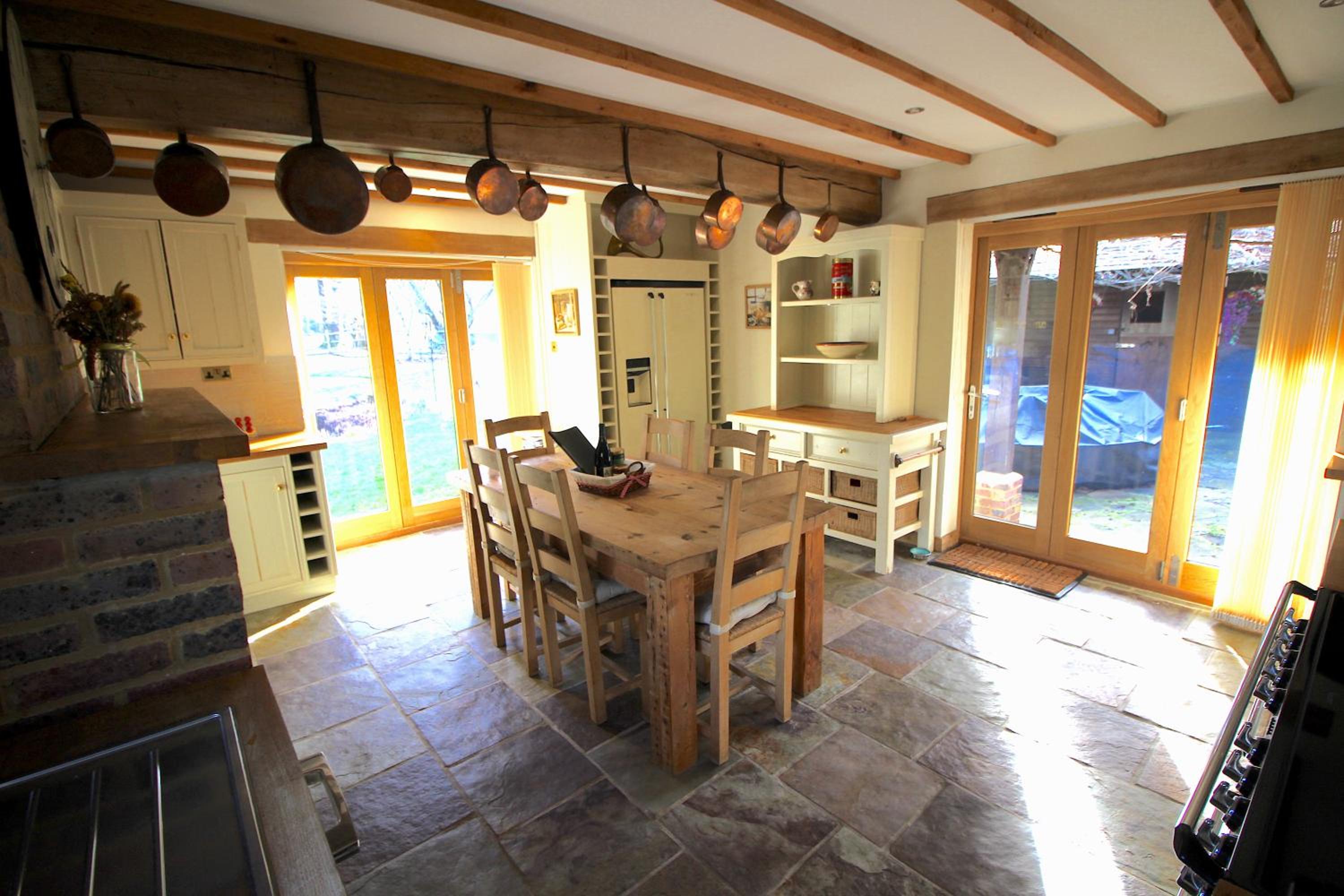 Picturesque 4 Bed Cottage Lingfield, Surrey view 4