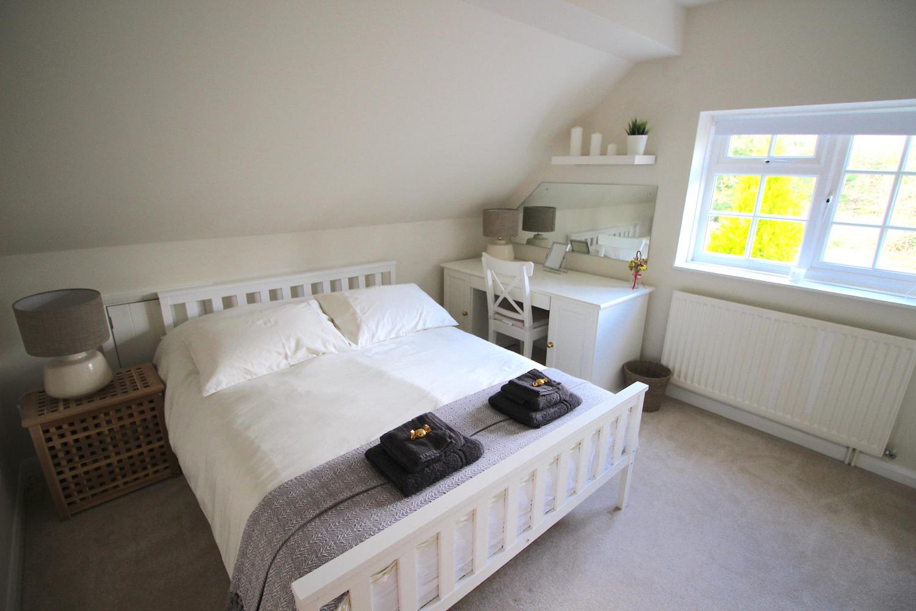 Picturesque 4 Bed Cottage Lingfield, Surrey view 5