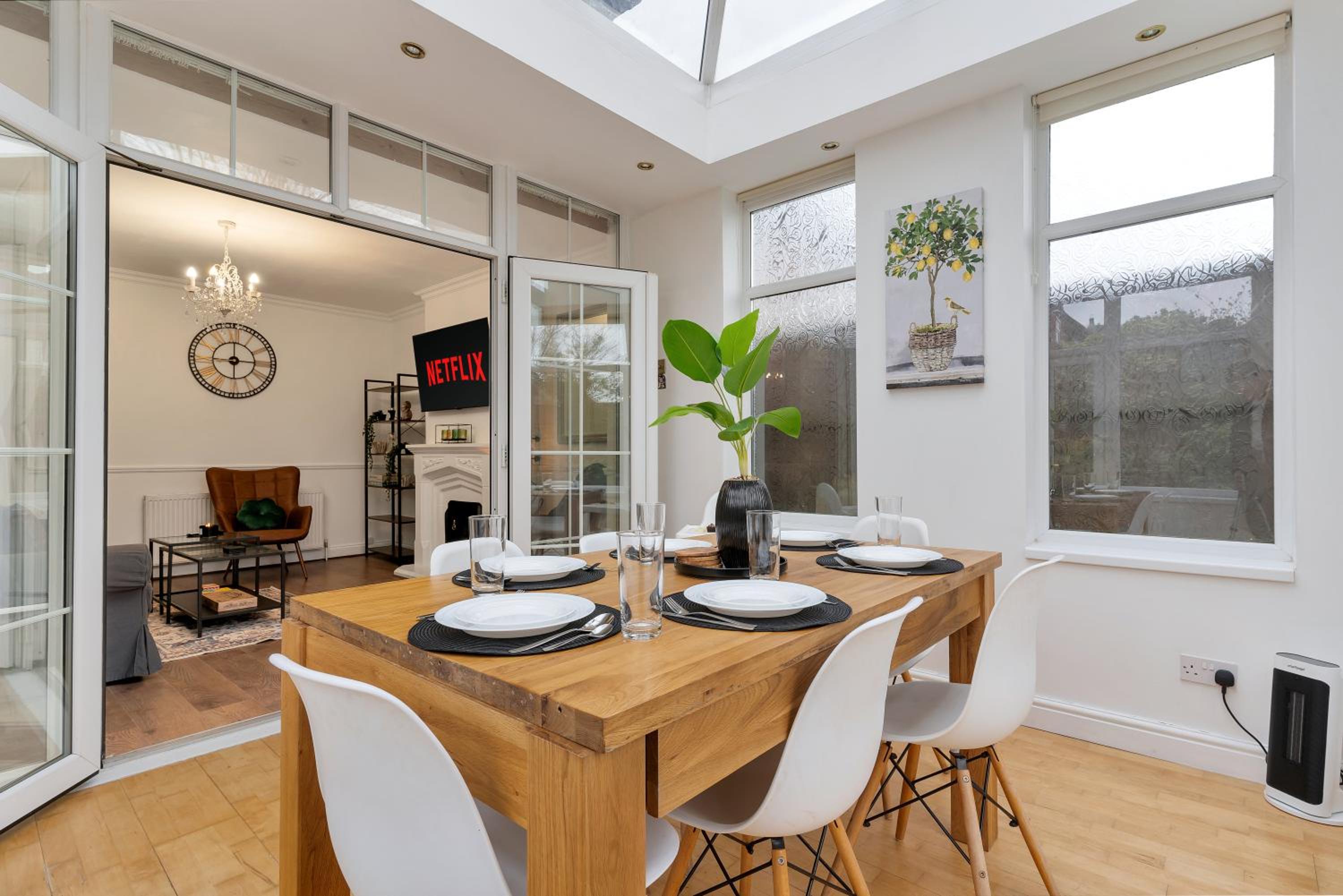 Birmingham Gem-Stylish 5 Bed house near NEC, BHX, HS2 - Huge Parking & Fast WiFi! view 2
