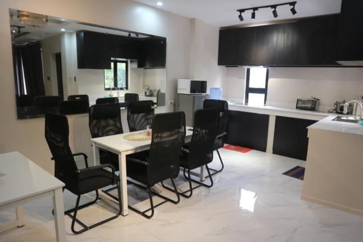Stunning Modern Apartment ,Spacious & Beautiful view 3