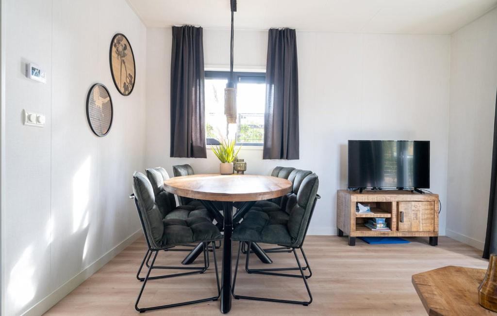 Schitterend gelegen luxe ingericht 6 persoons chalet met hottub aan de bossen in Putten 4-15 view 2