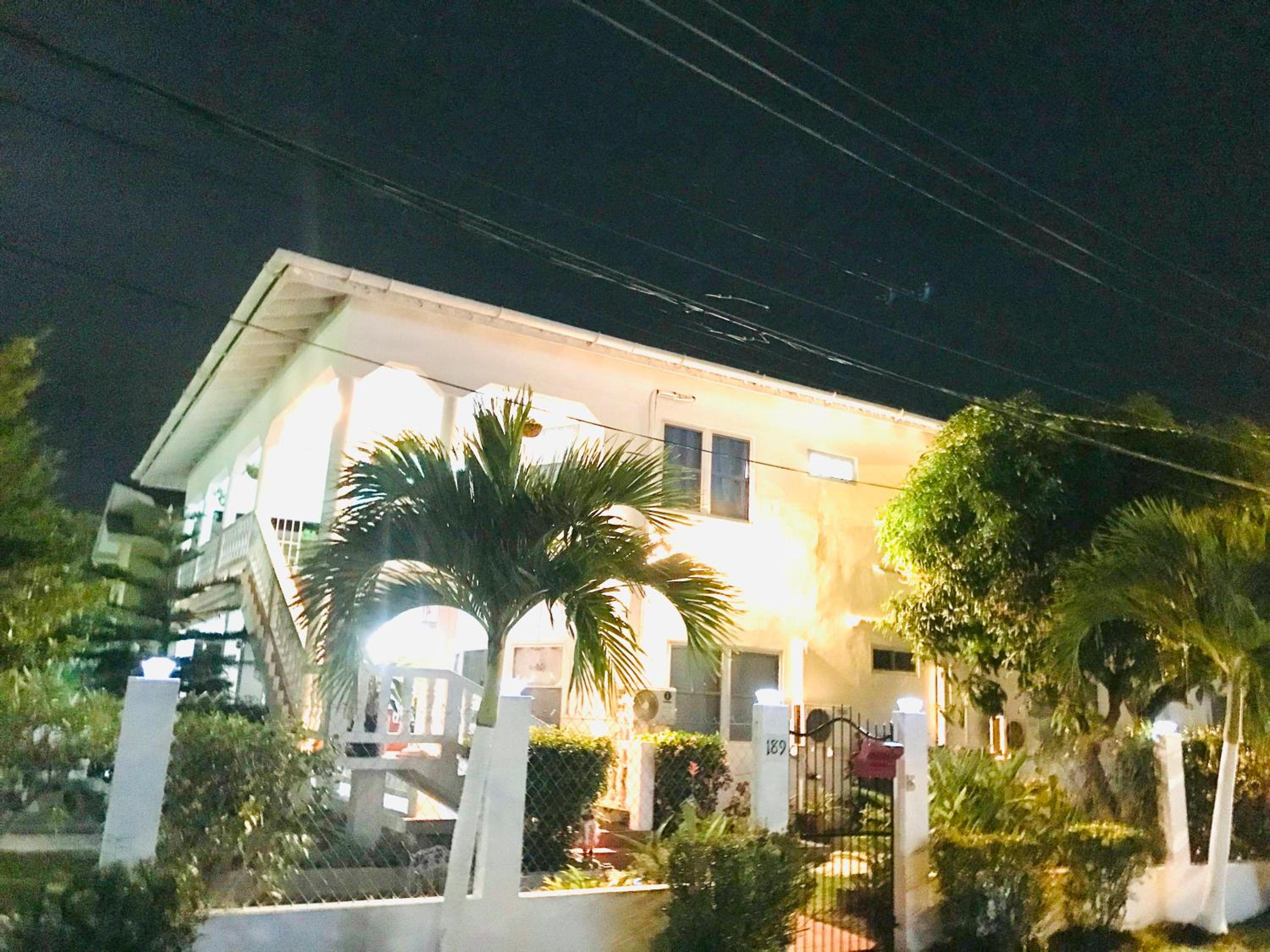 The PoolSide Pad- 5 mins from Airport & Beaches view 2