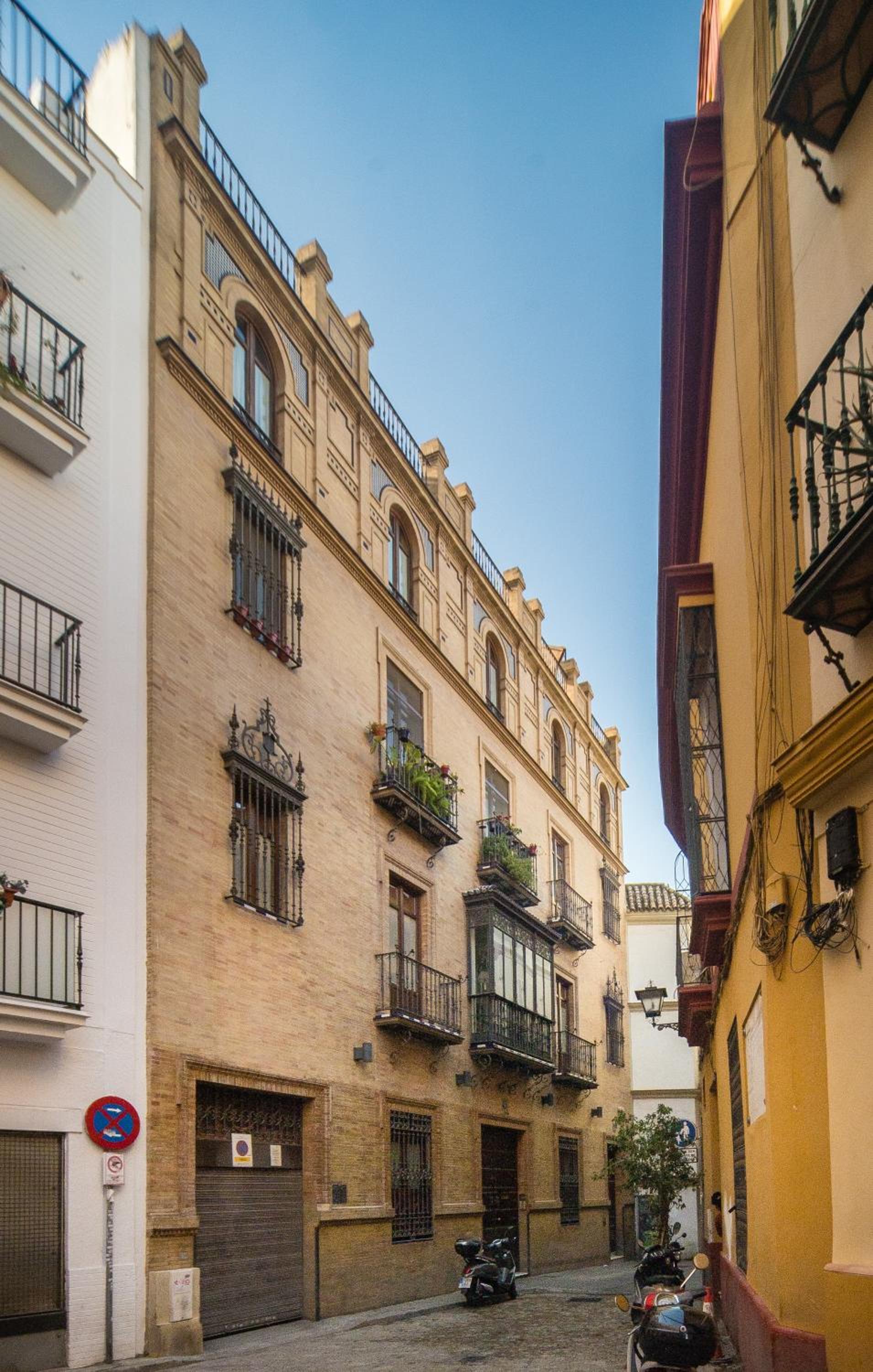 EXCLUSIVE TRIPLEX WITH PRIVATE TERRACE