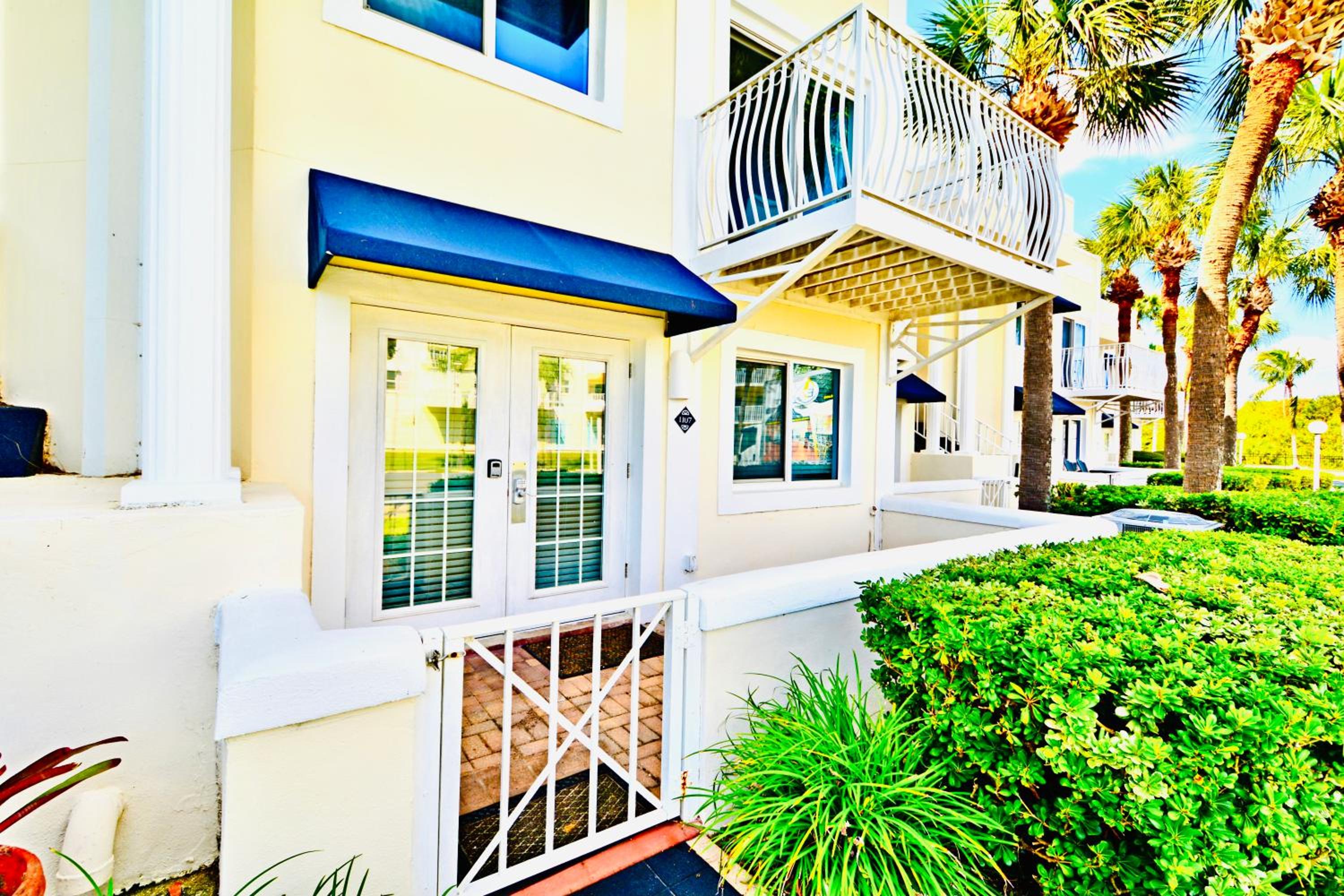 Oceanfront Royal Mansions! Paradise Awaits!