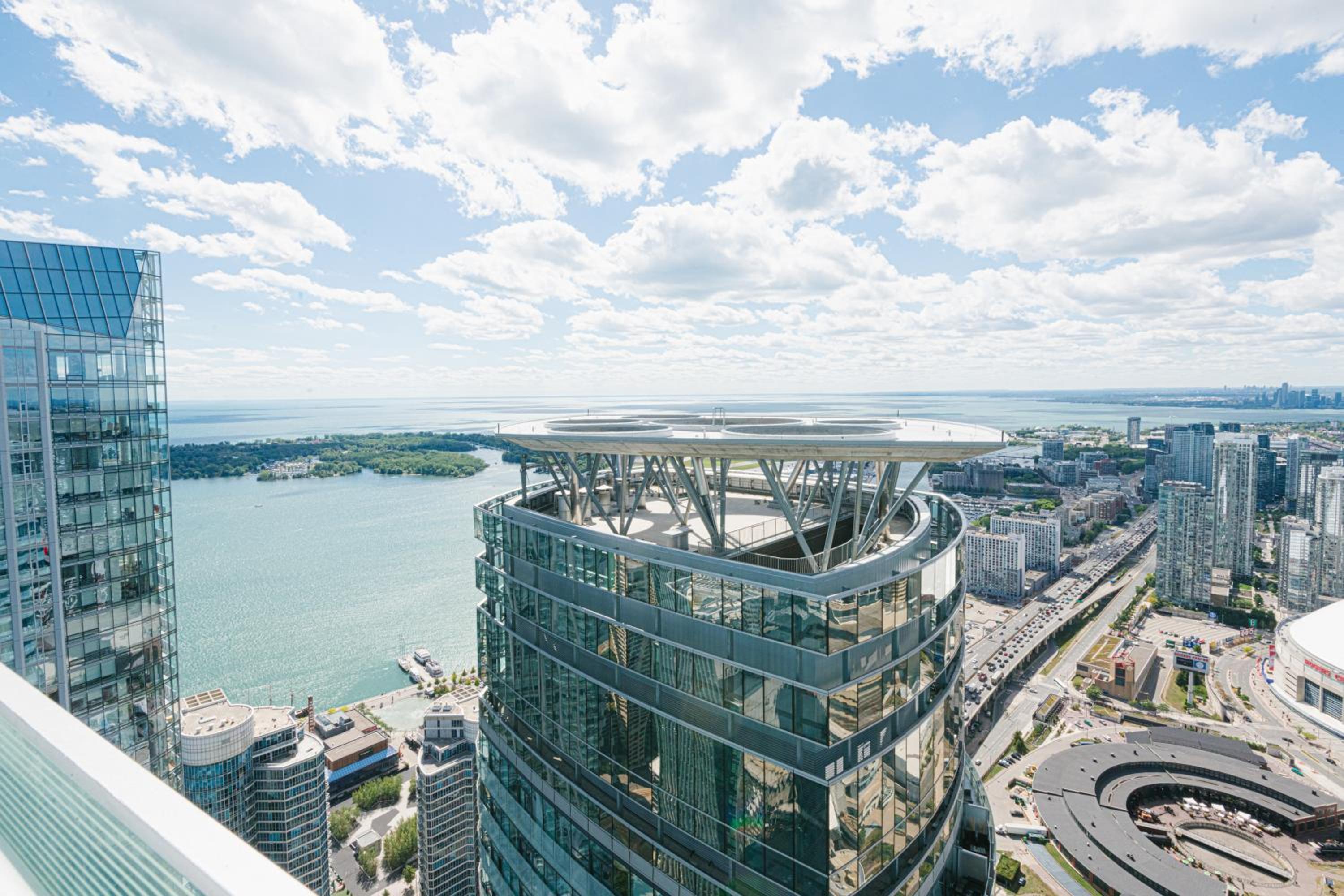Beautiful Luxurious Modern Condo With Breathtaking Views