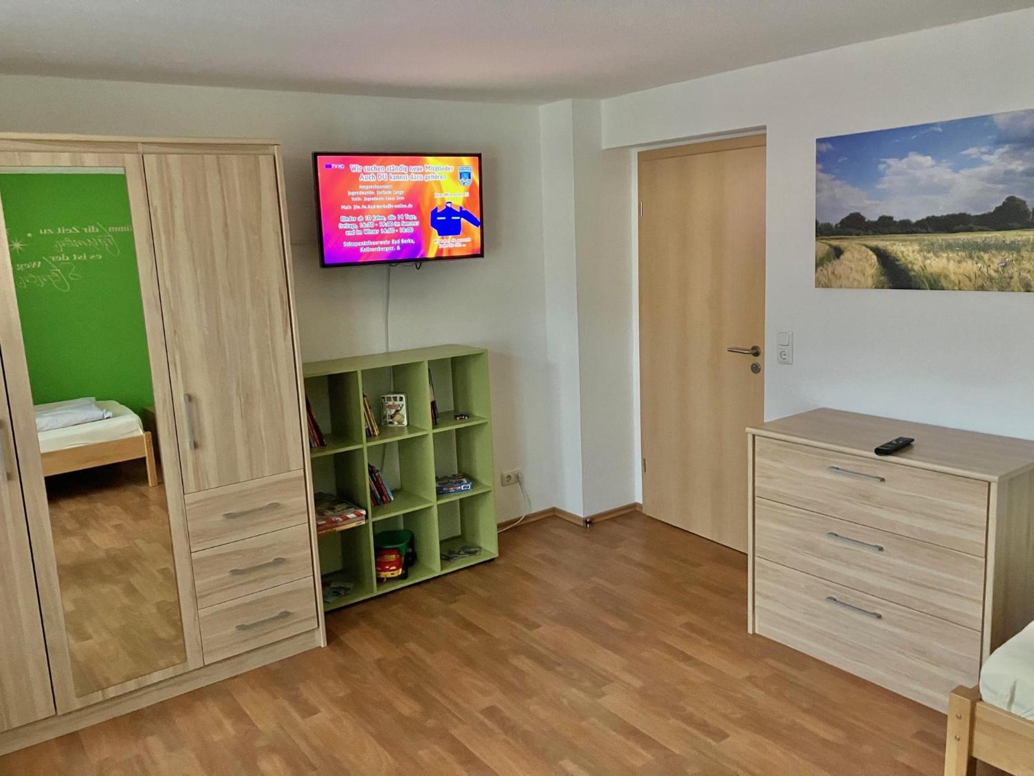 Ferienwohnung Morgensonne am Kurpark Bad Berka # gratis Parkplatz # ebenerdig # Spielplatz # WLAN # 2 Schlafzimmer # Nähe Weimar # Weimarer Land # Smart-TV view 3