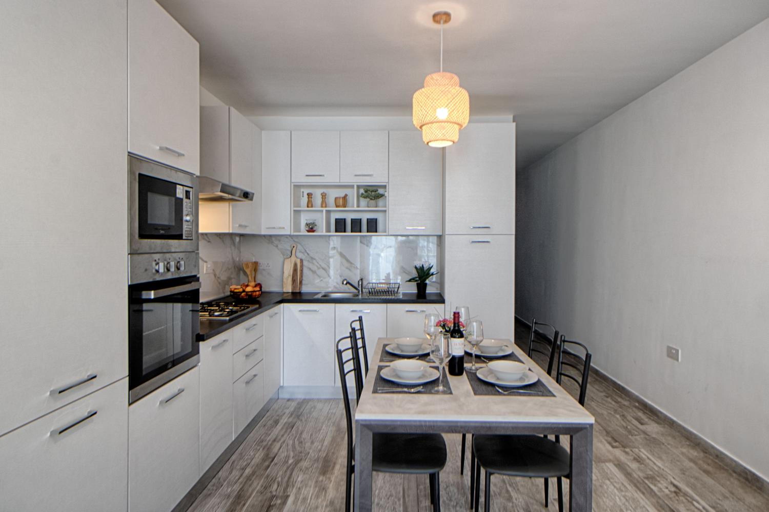 Bright 2 Bedroom 2 Bath Apartment close to sea photo 5