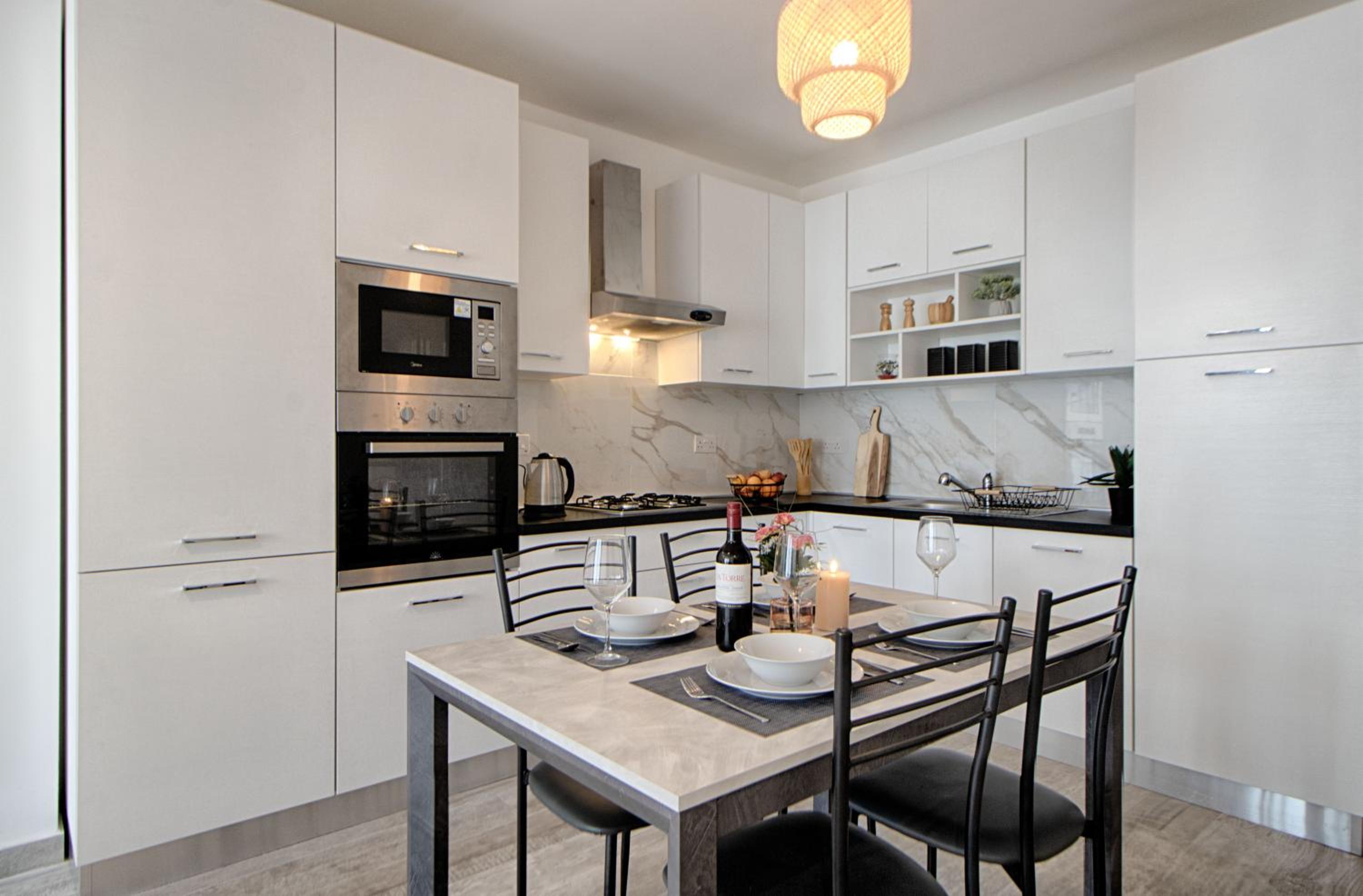 Bright 2 Bedroom 2 Bath Apartment close to sea photo 4