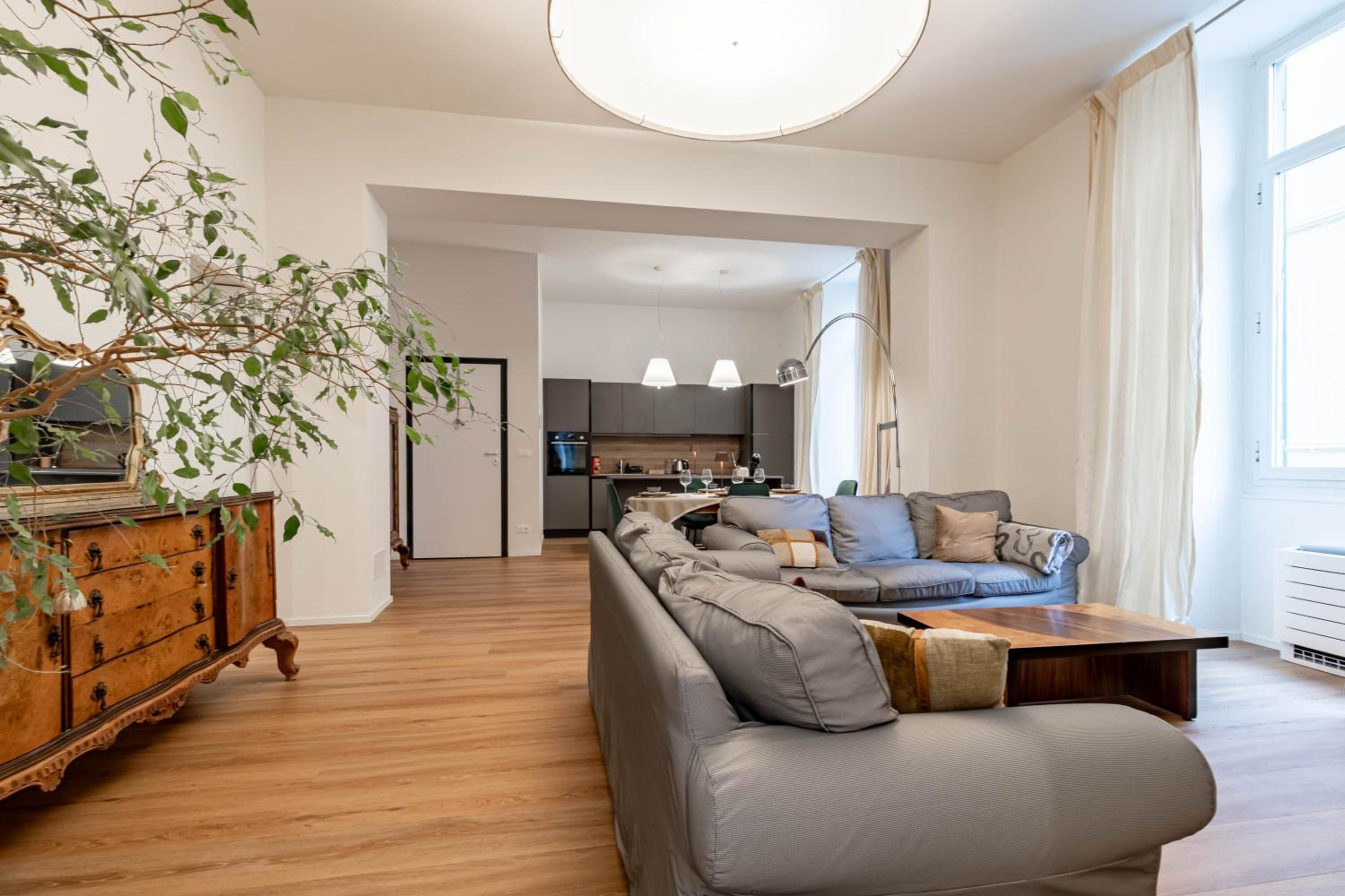 H11 [The Queen's Apartment] Ariston - Centro view 3