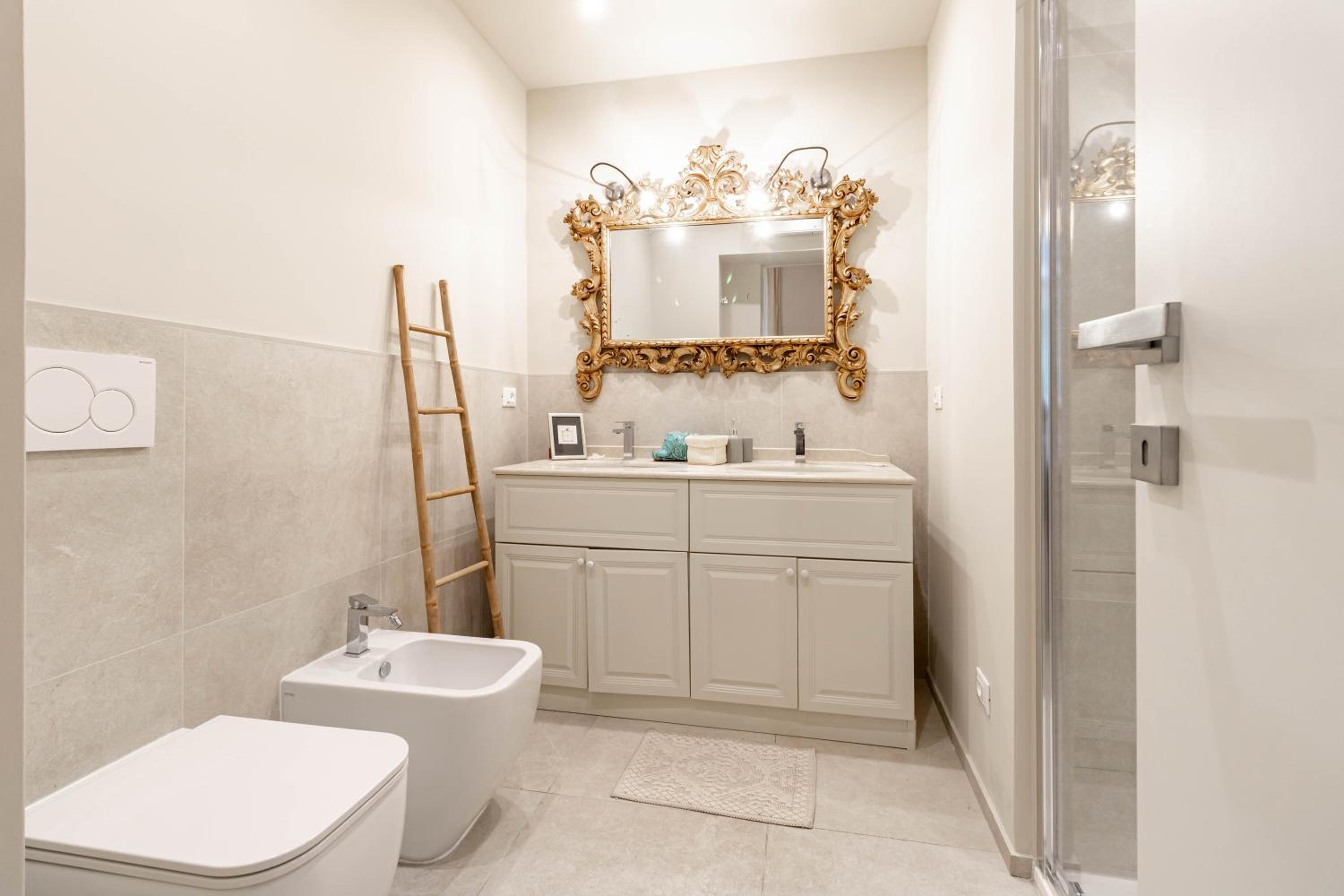 H11 [The Queen's Apartment] Ariston - Centro view 4