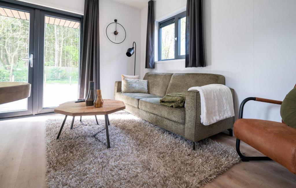 Schitterend gelegen luxe ingericht 6 persoons chalet met hottub aan de bossen in Putten 4-15 view 4