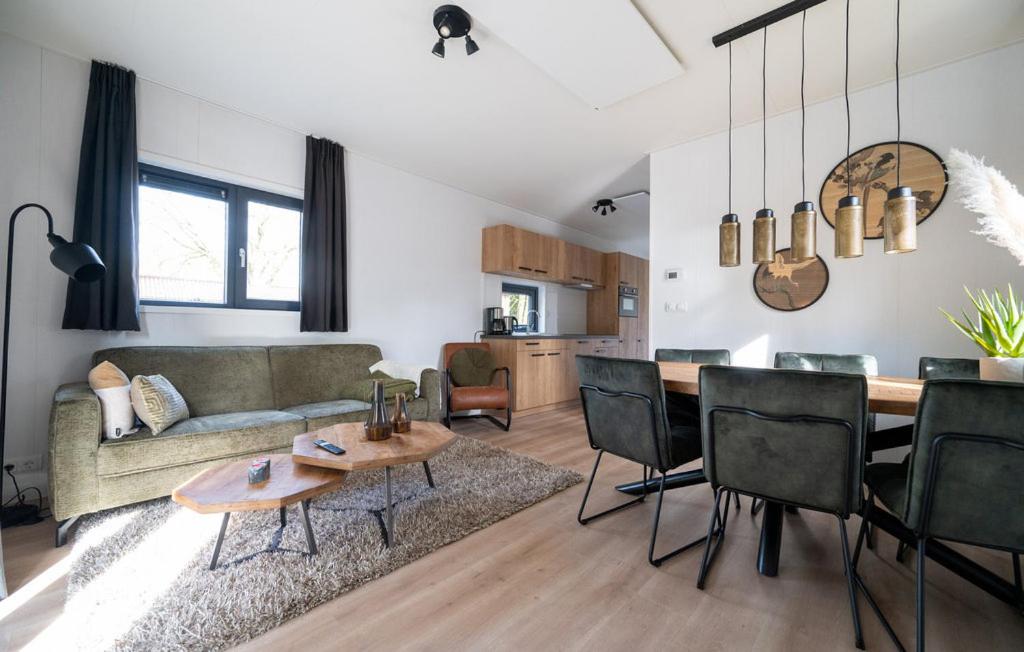 Schitterend gelegen luxe ingericht 6 persoons chalet met hottub aan de bossen in Putten 4-15 view 3
