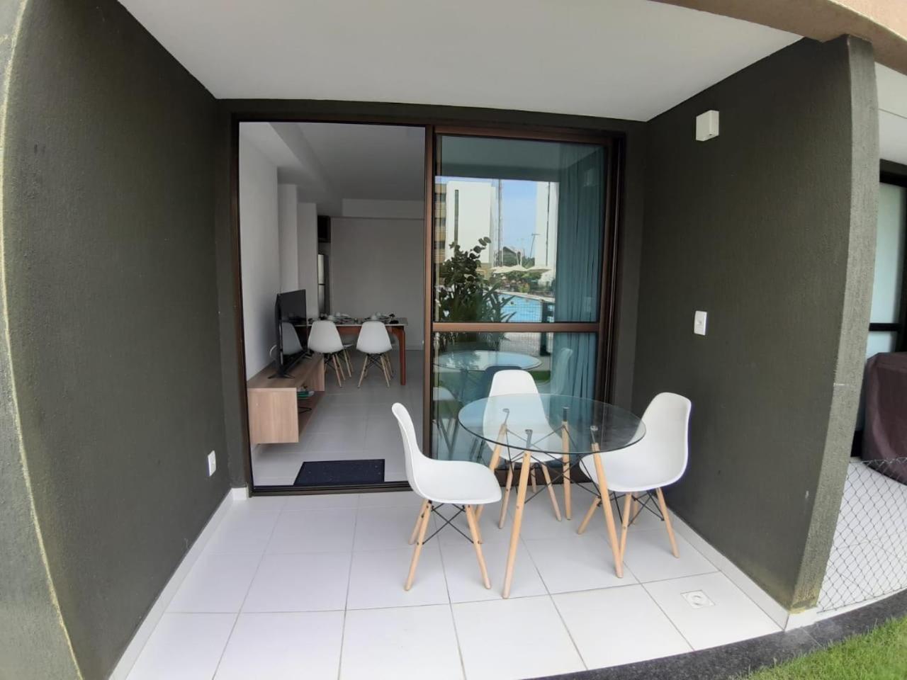 Apt com duas garagens com vista p piscina D002