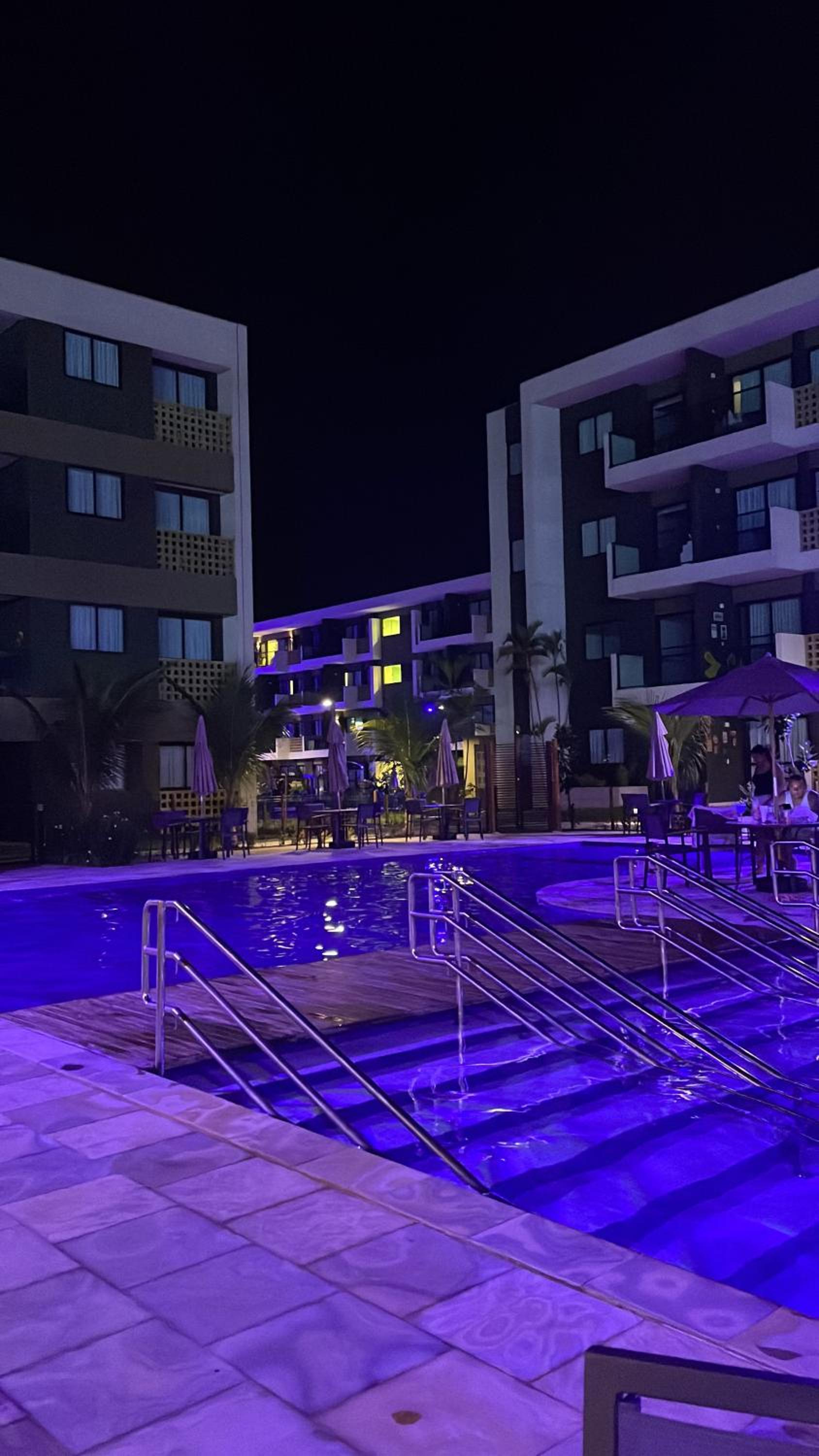 Apt com duas garagens com vista p piscina D002