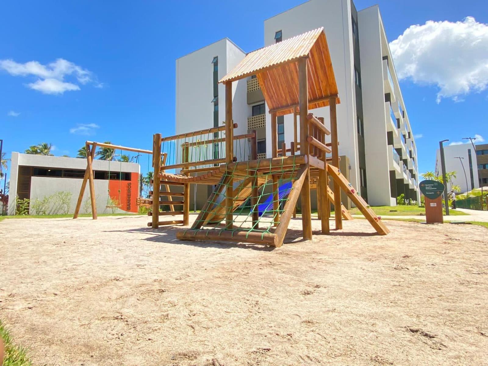 Apt com duas garagens com vista p piscina D002
