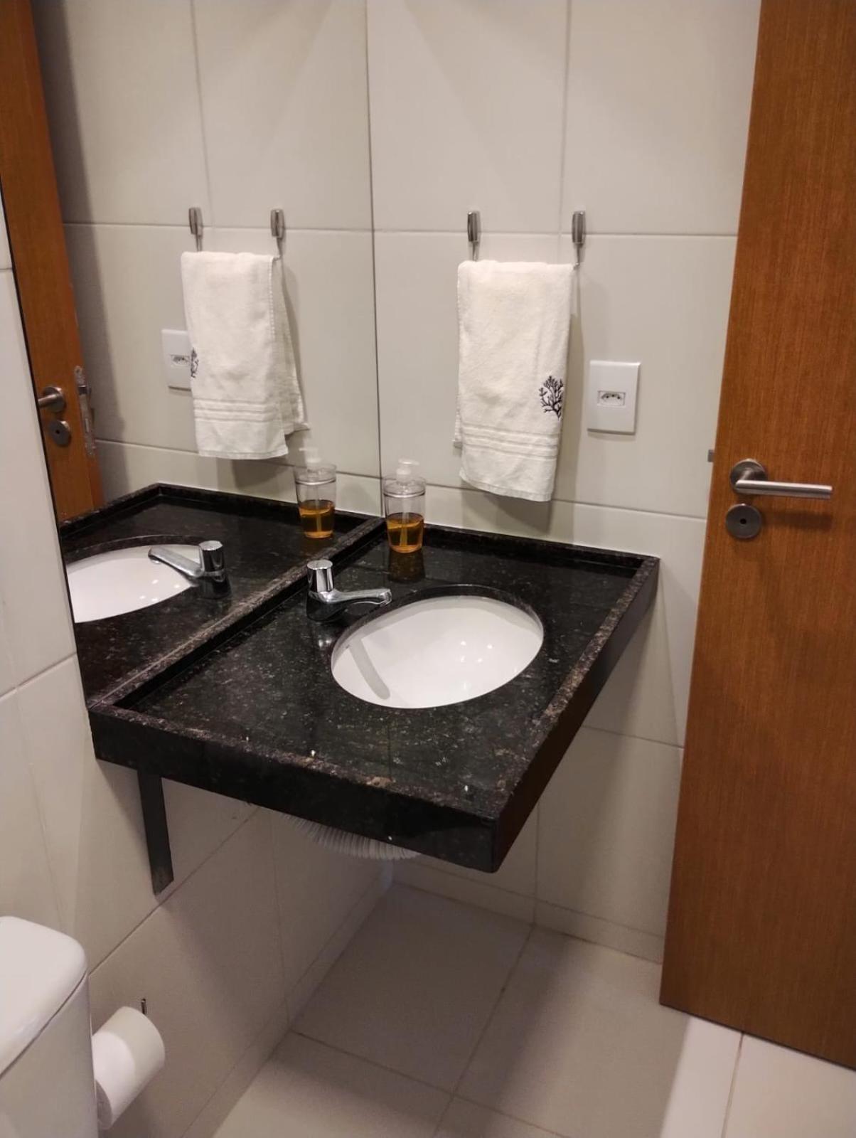 Apt com duas garagens com vista p piscina D002