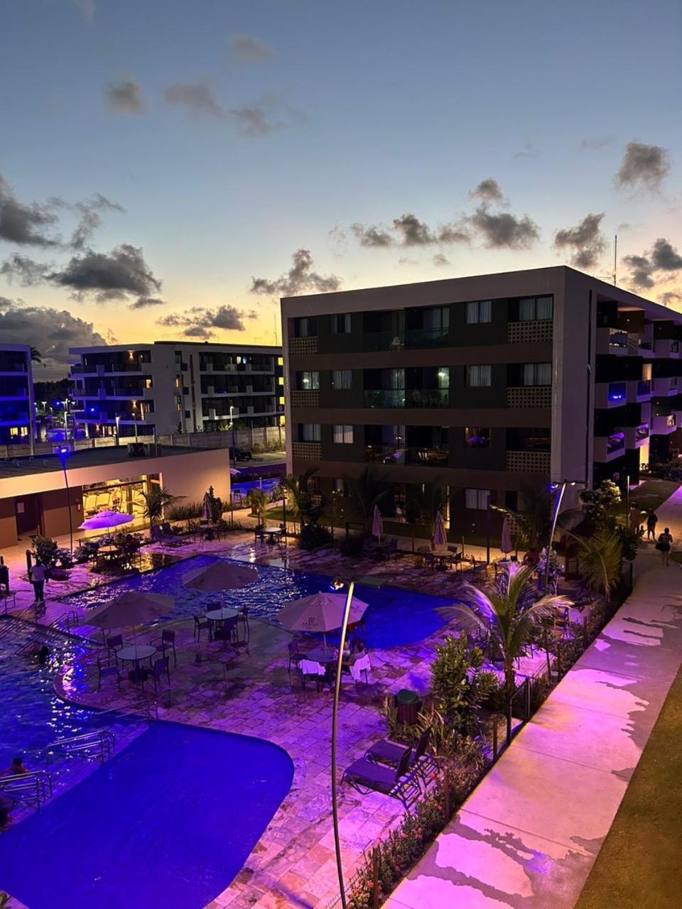 Apt com duas garagens com vista p piscina D002