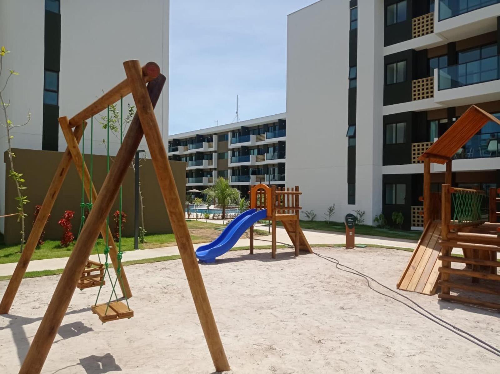 Apt com duas garagens com vista p piscina D002