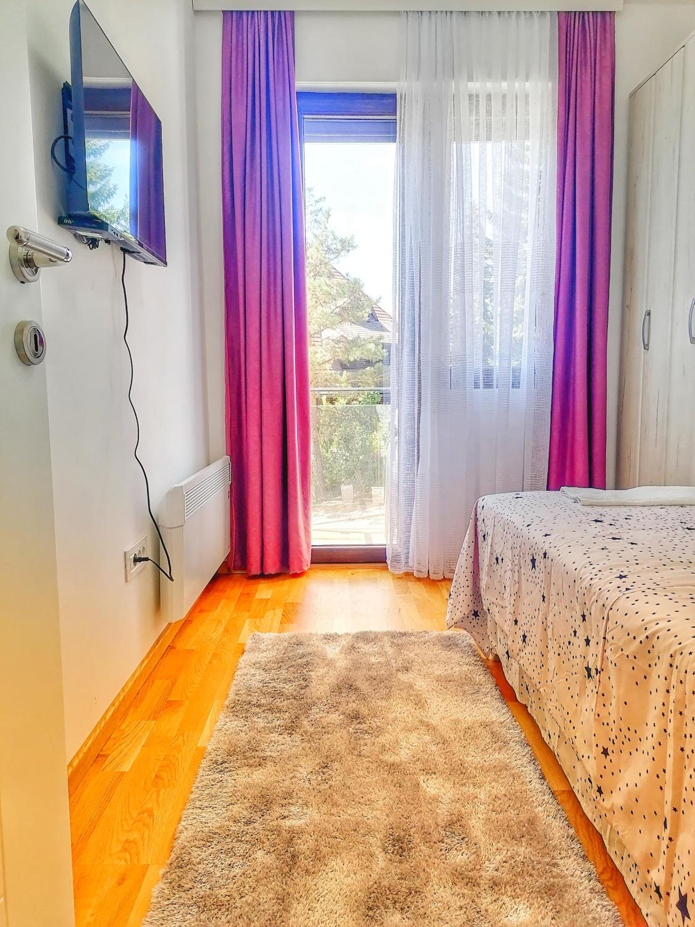 Golden Pine Lux view 2