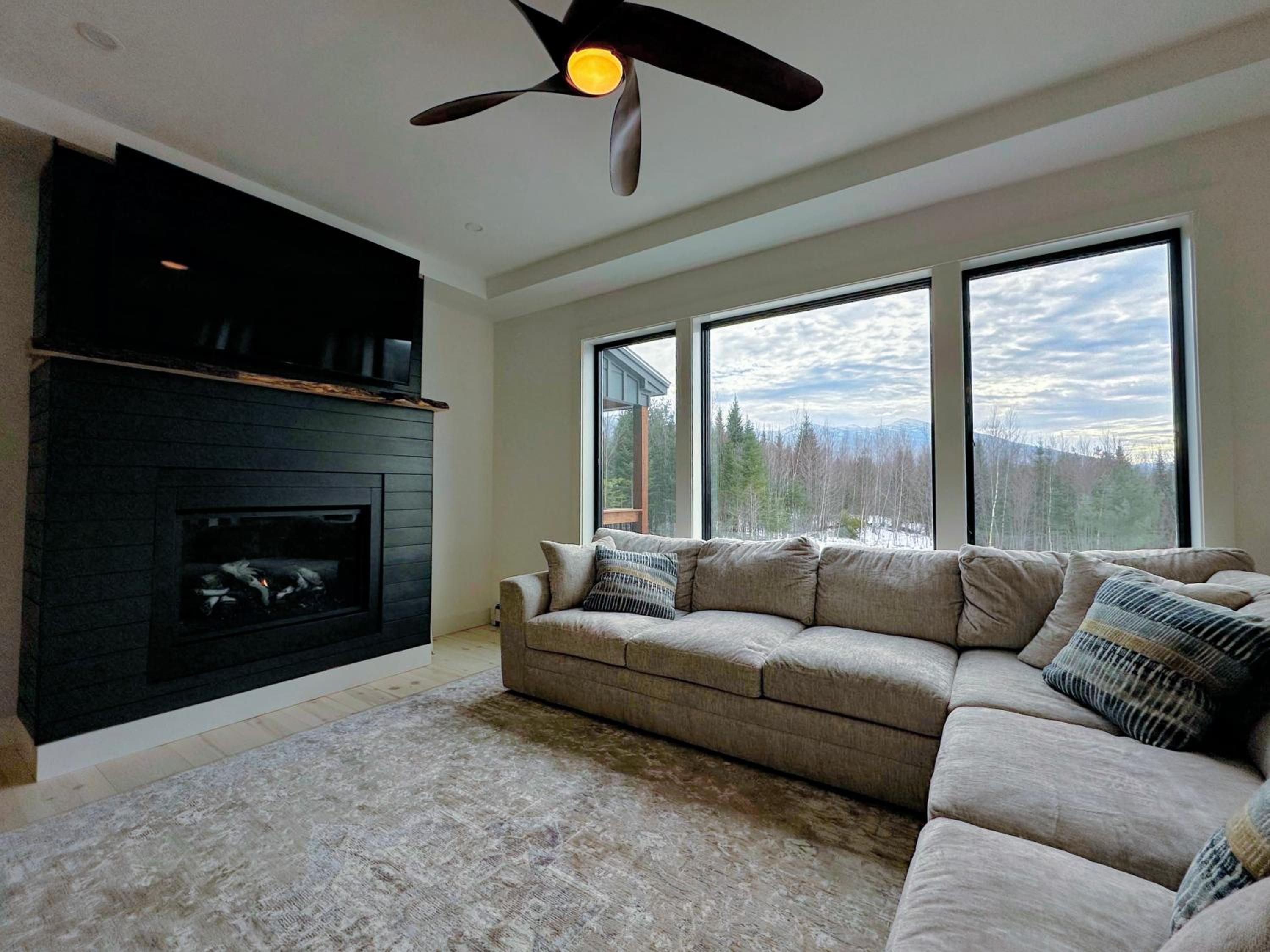 2M New rustic contemporary home with stunning views, great amenities and perfect private location. view 5