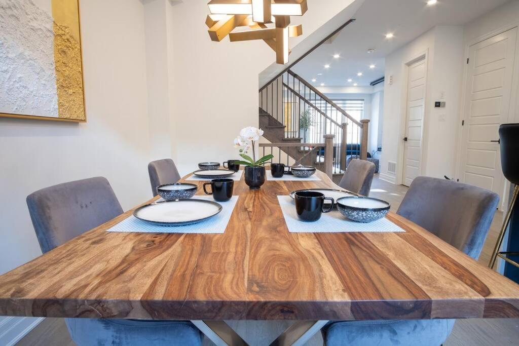 Modern 4-Bed Townhome with Cinema & Roof Terrace