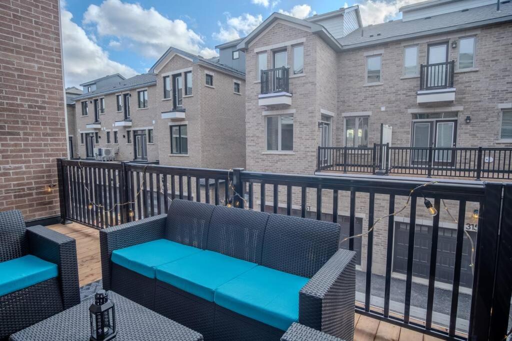 Modern 4-Bed Townhome with Cinema & Roof Terrace
