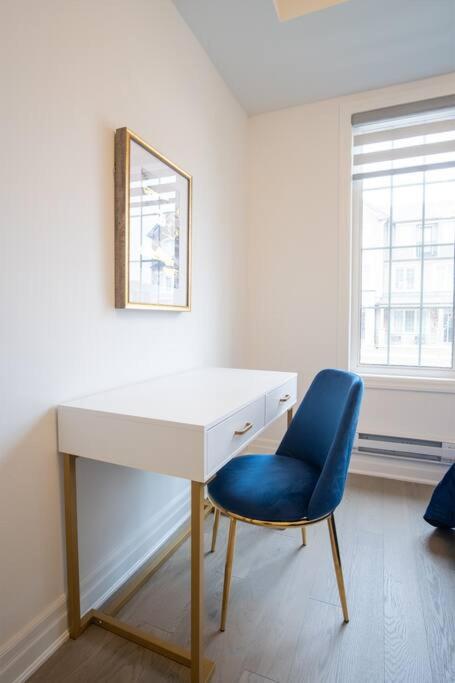Modern 4-Bed Townhome with Cinema & Roof Terrace