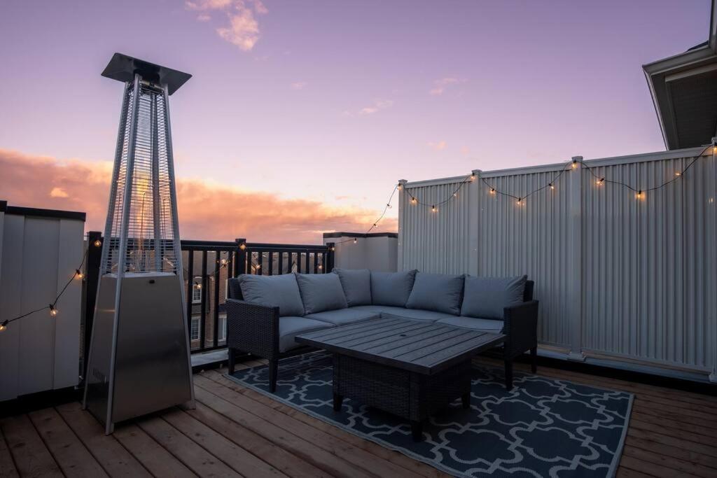 Modern 4-Bed Townhome with Cinema & Roof Terrace