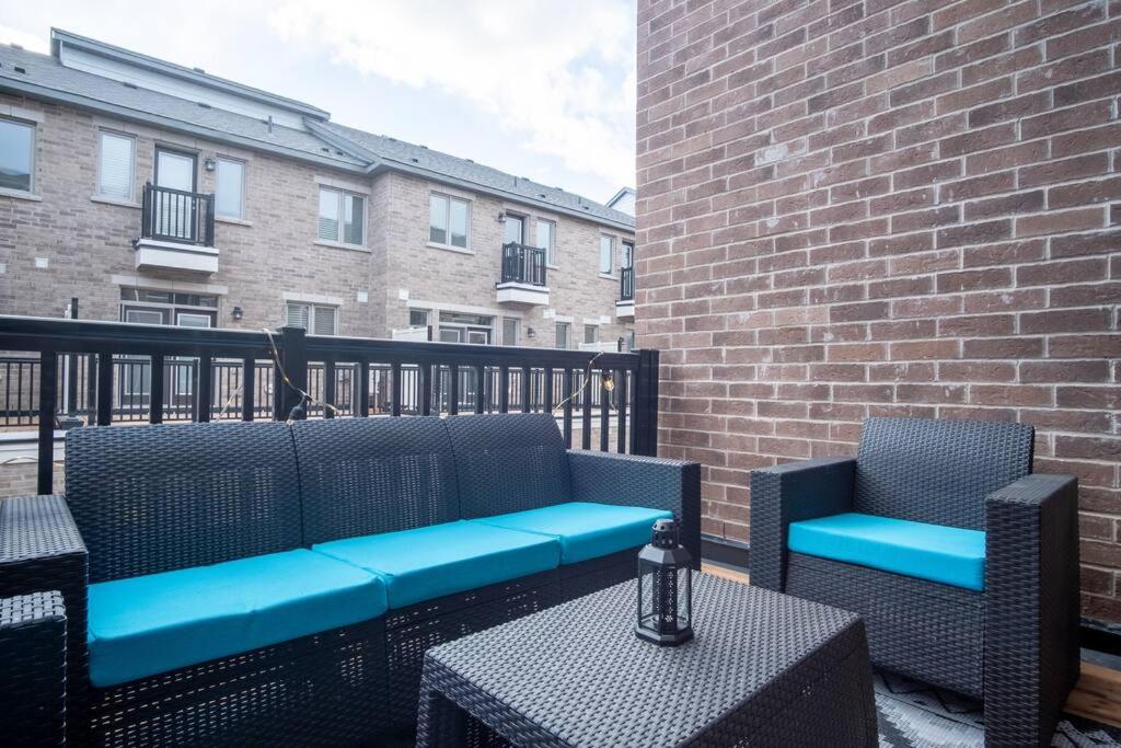 Modern 4-Bed Townhome with Cinema & Roof Terrace