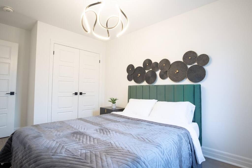 Modern 4-Bed Townhome with Cinema & Roof Terrace