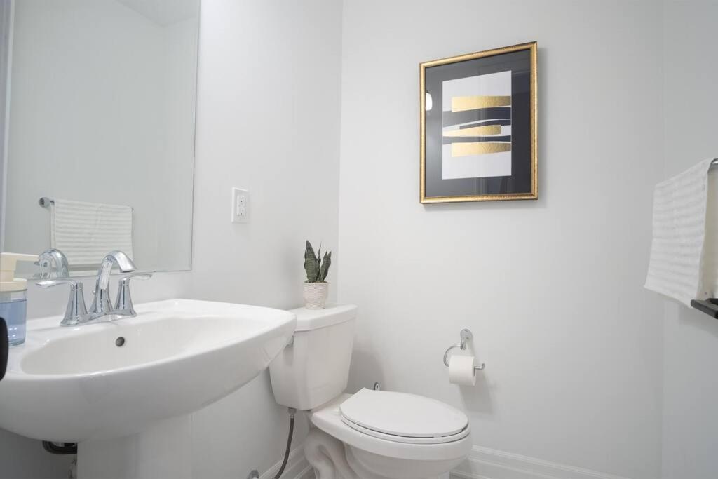 Modern 4-Bed Townhome with Cinema & Roof Terrace