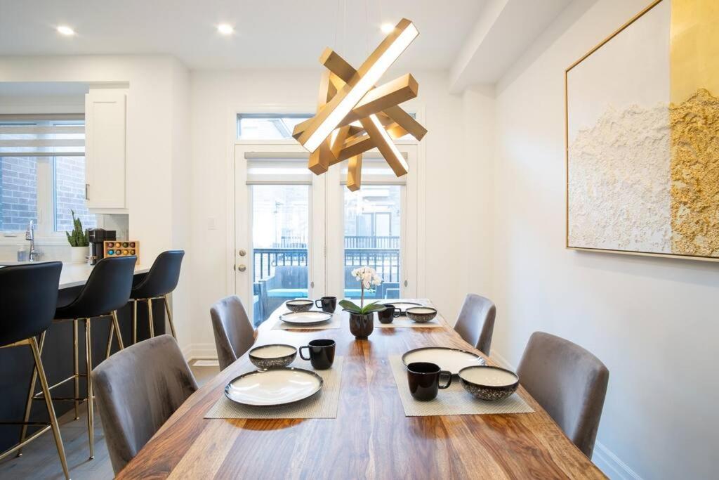 Modern 4-Bed Townhome with Cinema & Roof Terrace