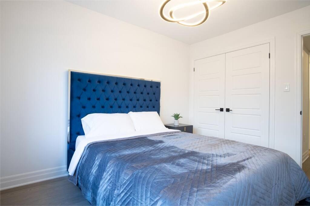 Modern 4-Bed Townhome with Cinema & Roof Terrace