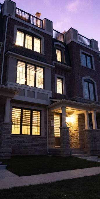 Modern 4-Bed Townhome with Cinema & Roof Terrace