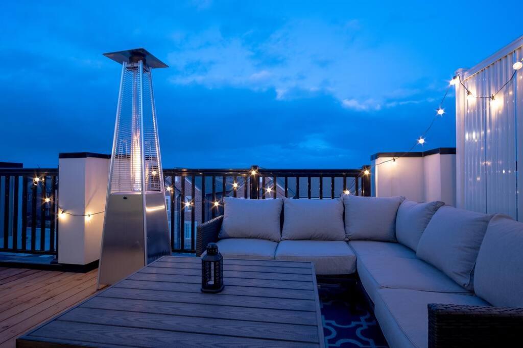 Modern 4-Bed Townhome with Cinema & Roof Terrace