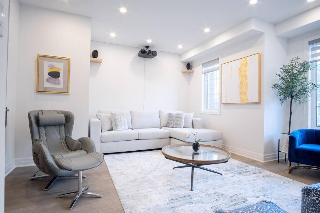 Modern 4-Bed Townhome with Cinema & Roof Terrace