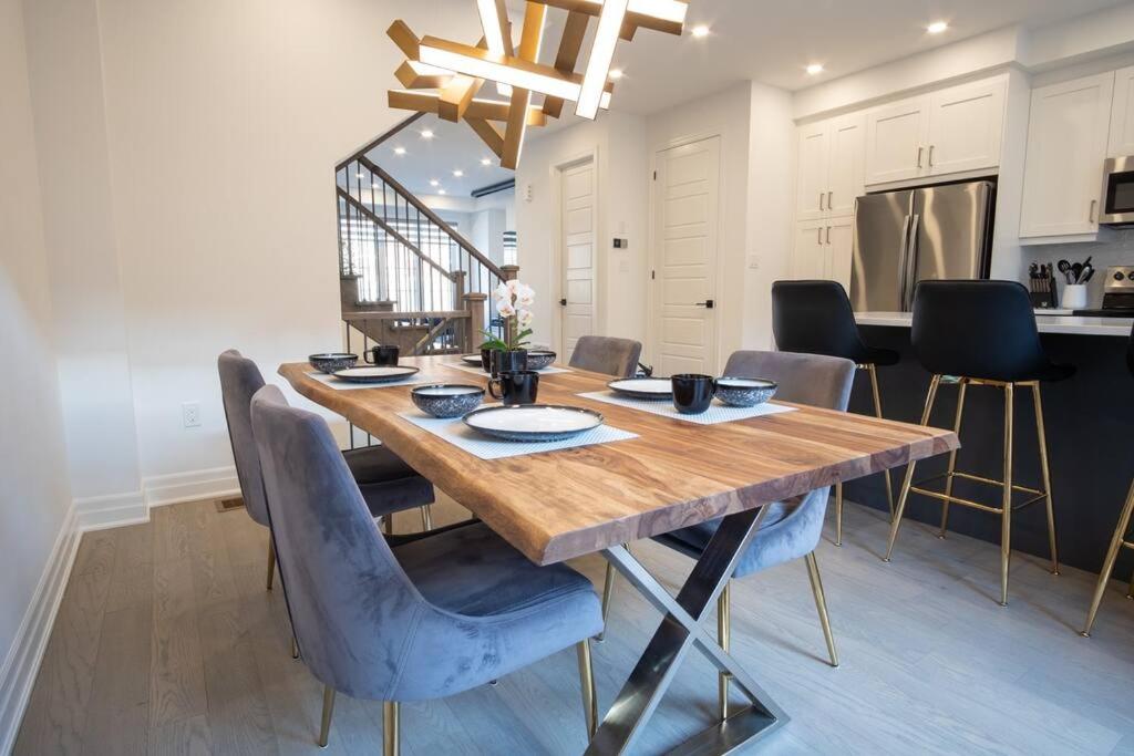 Modern 4-Bed Townhome with Cinema & Roof Terrace