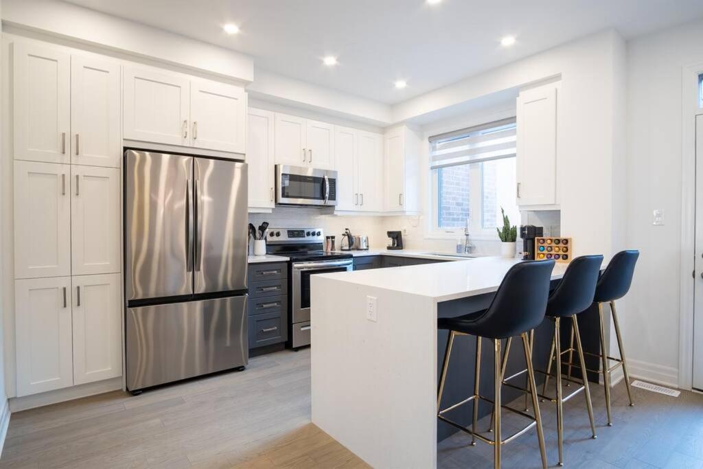 Modern 4-Bed Townhome with Cinema & Roof Terrace