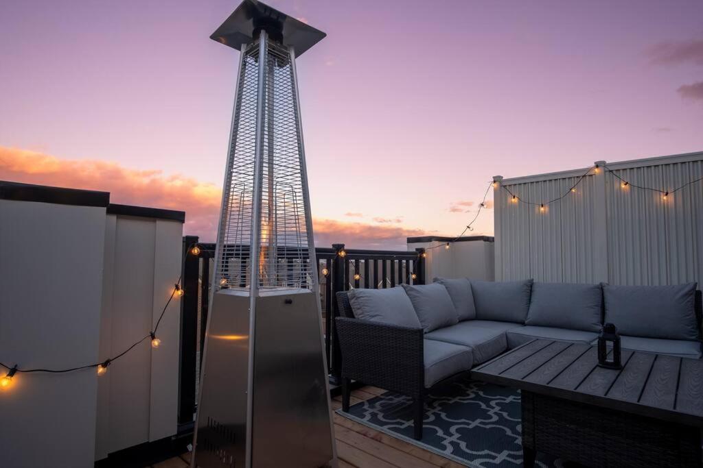 Modern 4-Bed Townhome with Cinema & Roof Terrace