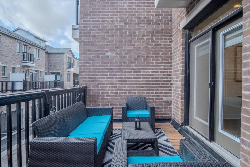 Modern 4-Bed Townhome with Cinema & Roof Terrace