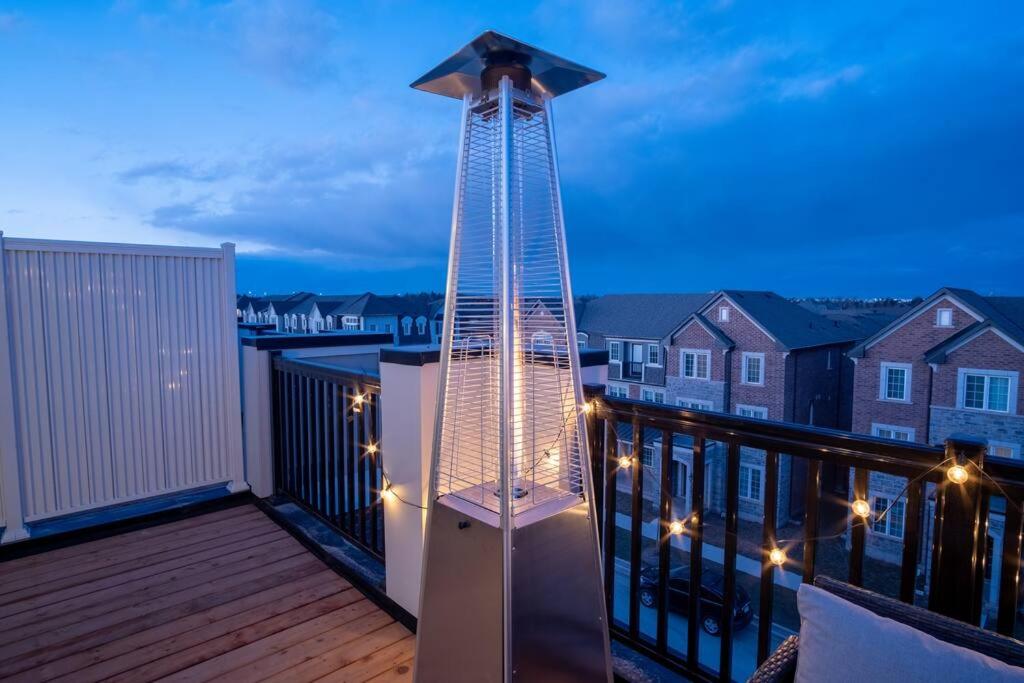 Modern 4-Bed Townhome with Cinema & Roof Terrace