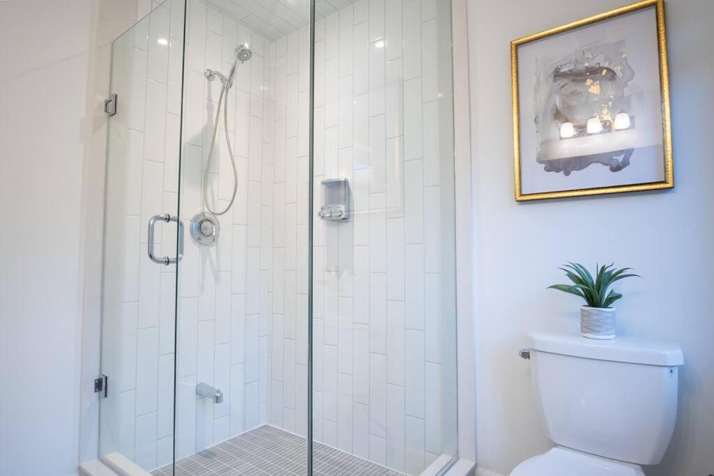 Modern 4-Bed Townhome with Cinema & Roof Terrace