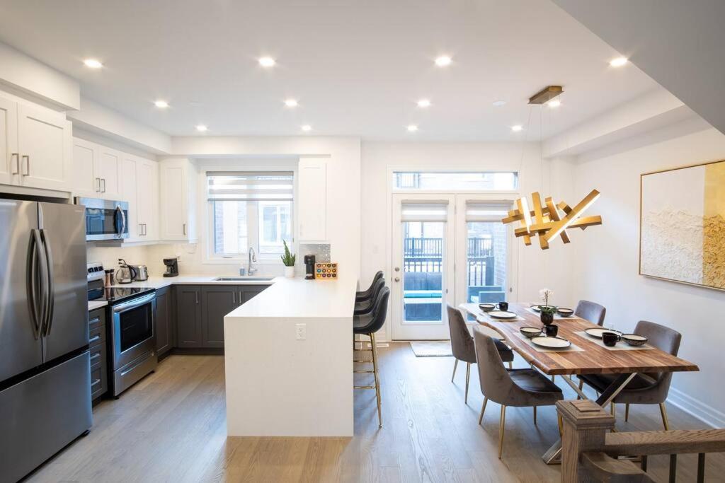 Modern 4-Bed Townhome with Cinema & Roof Terrace
