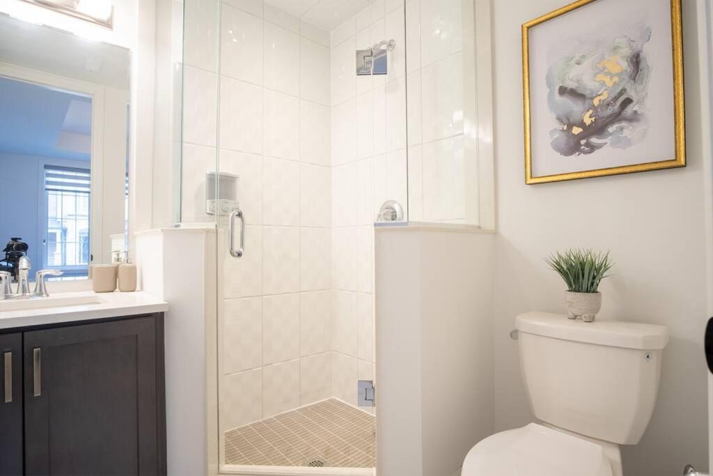 Modern 4-Bed Townhome with Cinema & Roof Terrace