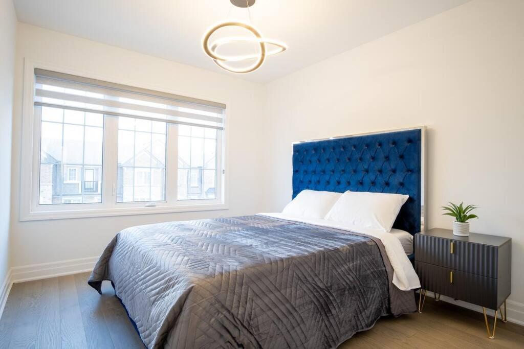 Modern 4-Bed Townhome with Cinema & Roof Terrace