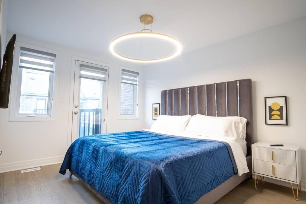 Modern 4-Bed Townhome with Cinema & Roof Terrace