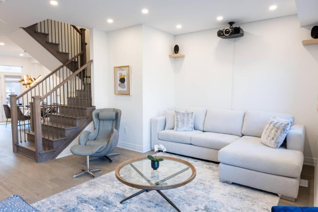 Modern 4-Bed Townhome with Cinema & Roof Terrace
