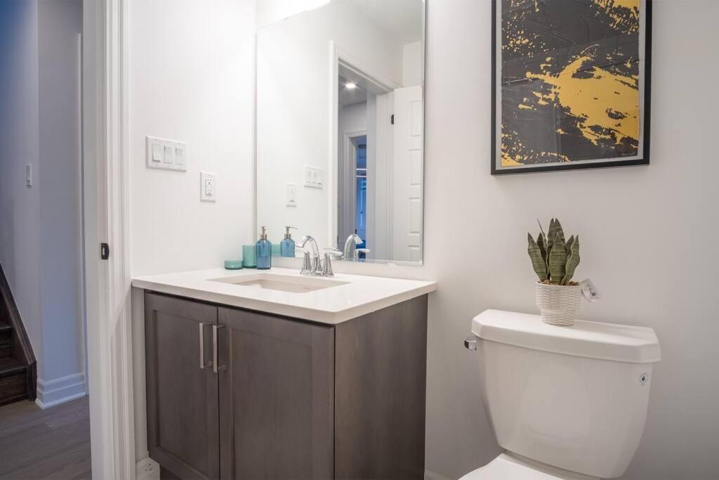 Modern 4-Bed Townhome with Cinema & Roof Terrace
