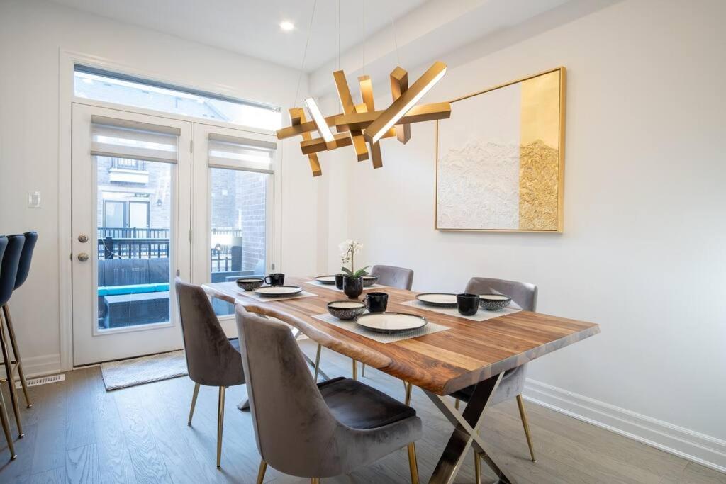 Modern 4-Bed Townhome with Cinema & Roof Terrace